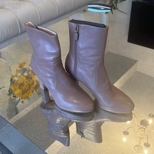 Stuart Weitzman booties size 37/ 7